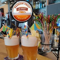 Zwei Biergläser mit farbenfroher Partydekoration an der Theke des Picasso.