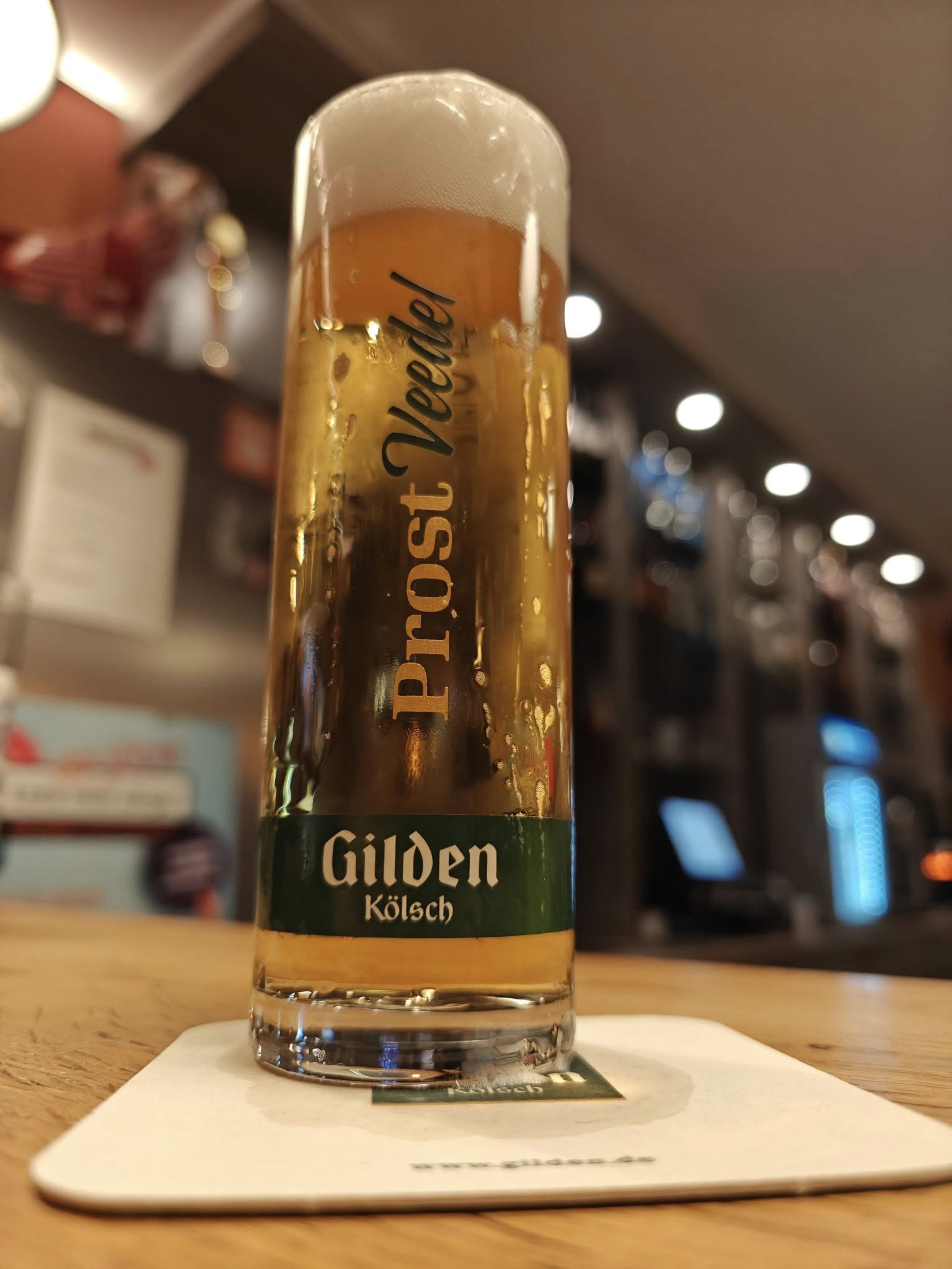 Ein Gilden-Kölsch-Glas auf der Theke des Café Bistro Picasso.