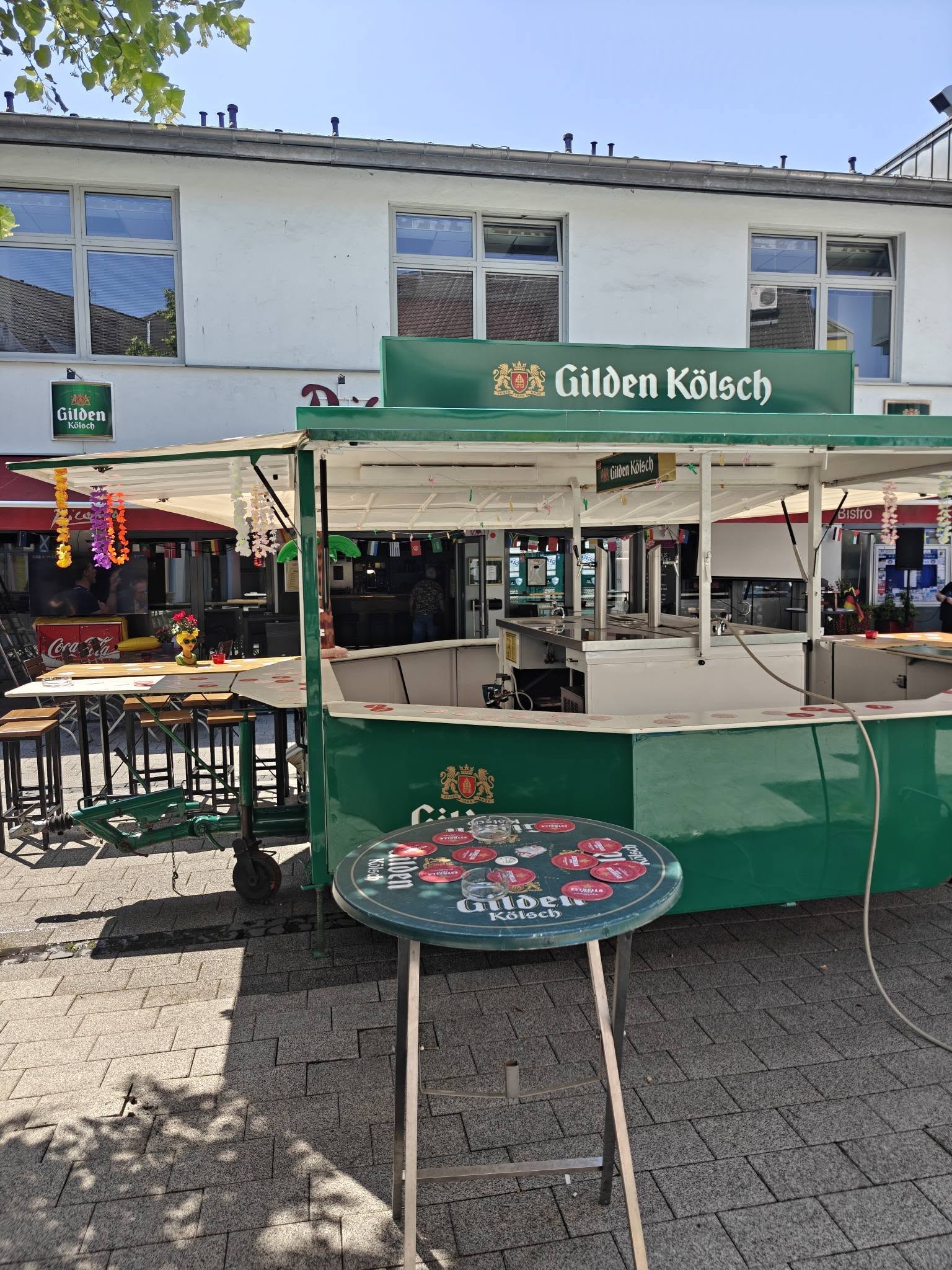 Gilden-Kölsch-Stand vor dem Café Bistro Picasso.