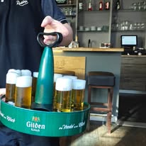 Tablett mit Gilden-Kölsch-Gläsern im Innenraum des Picasso.