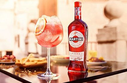 Martini-Fiero-Cocktail als farbiges Getränkemotiv.
