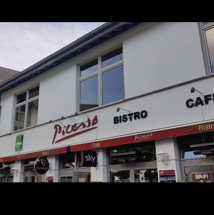 Fassade des Café Bistro Picasso mit Sky- und Gaffel-Hinweisen.