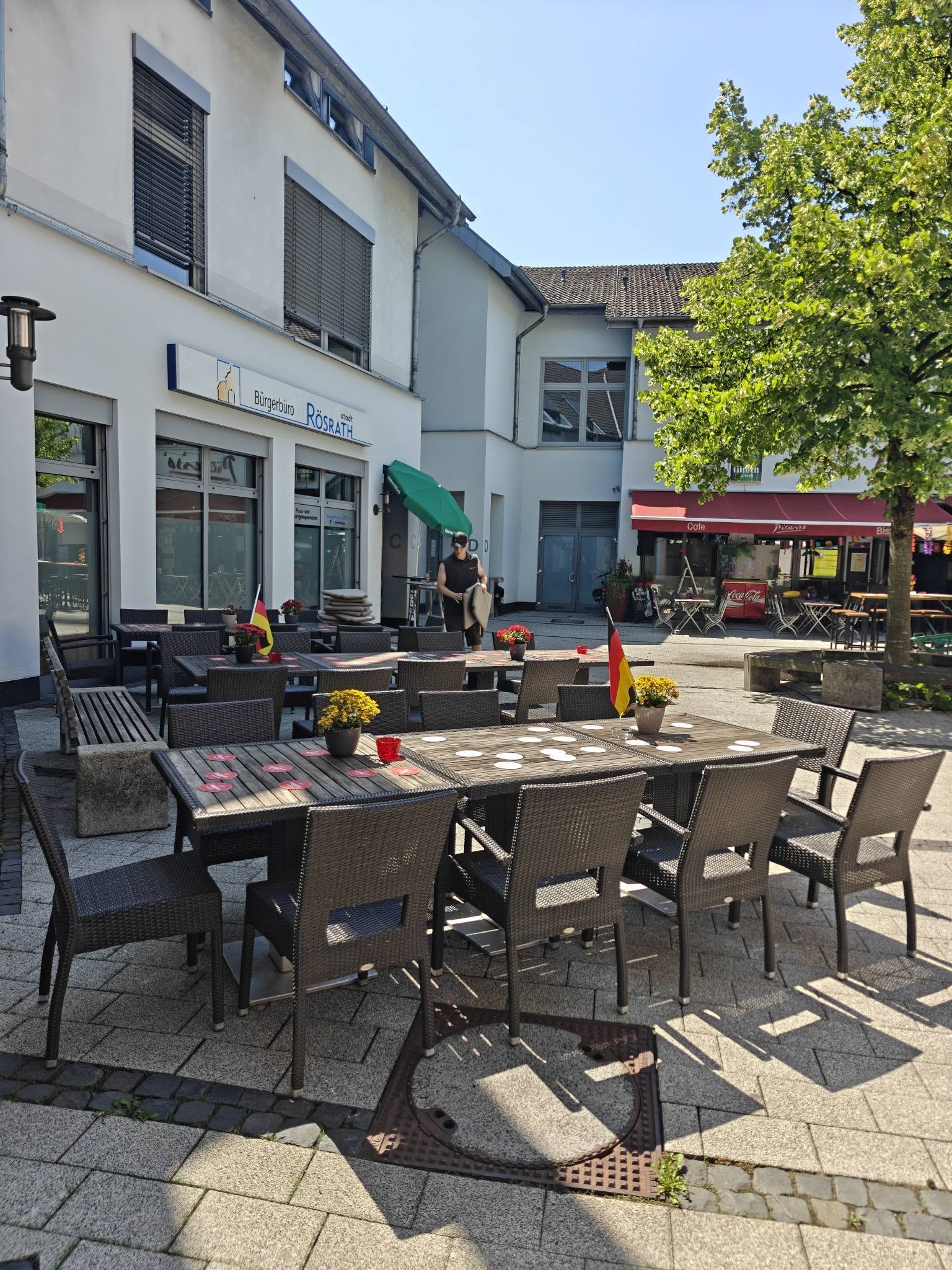 Picasso-Terrasse mit Deutschlandfähnchen und Blick auf den Gilden-Kölsch-Stand.