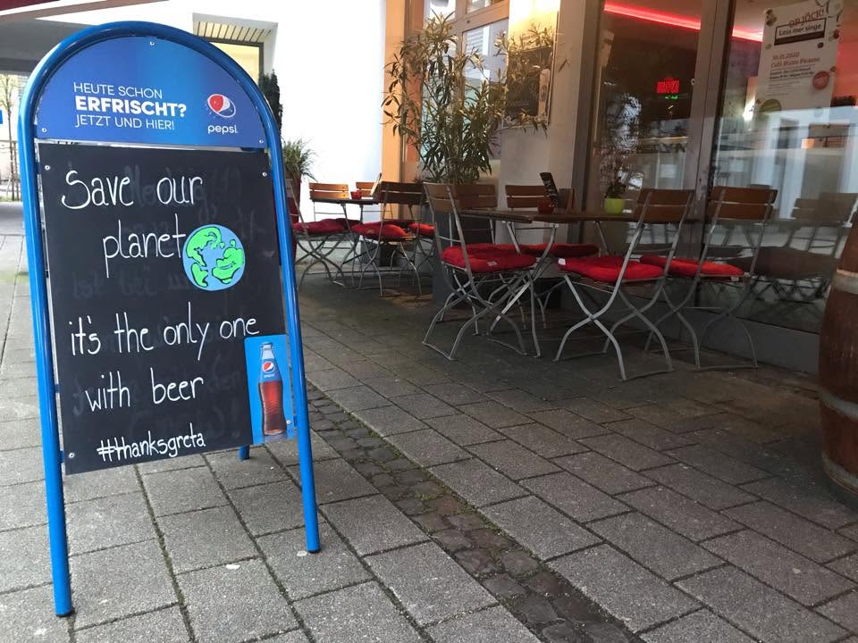 Terrasse des Café Bistro Picasso mit Pepsi-Aufsteller und Außentischen.