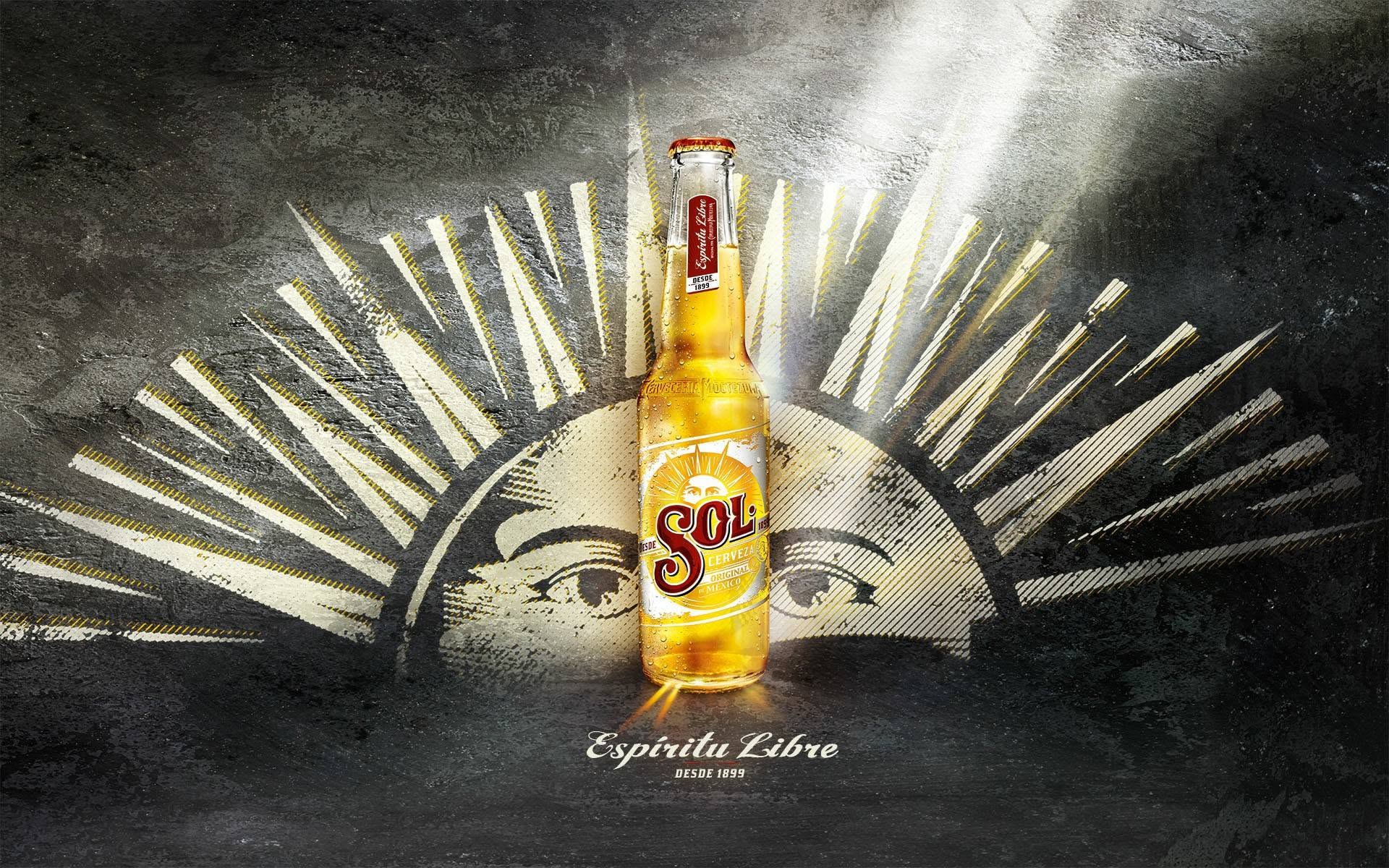 Sommerliches Werbemotiv mit einer Sol-Bierflasche.