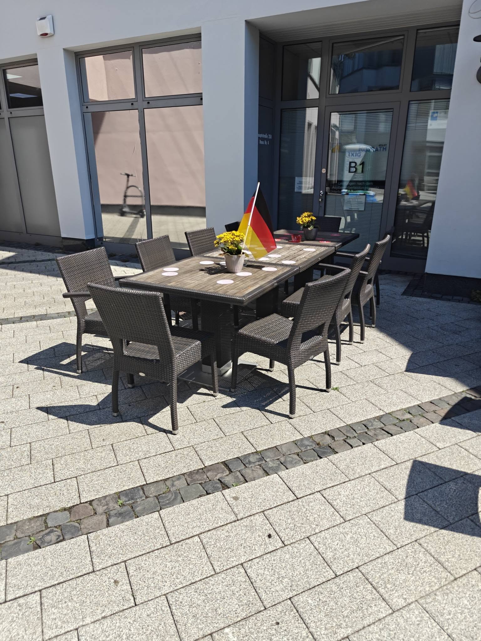 Tisch auf der Picasso-Terrasse mit Deutschlandfähnchen und Getränken.